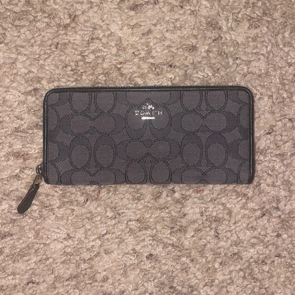 Coach accordion zip wallet in signature Jacquard